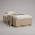 Letto singolo 90 x 200 cm in pannello truciolare melaminico rovere chiaro, 204 x 94 x 45 cm, con base a zoccolo