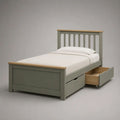 Letto singolo con 2 cassetti in pino massello e MDF, grigio salvia e naturale, 202 x 101 x 110 cm, per materasso 90 x 190 cm
